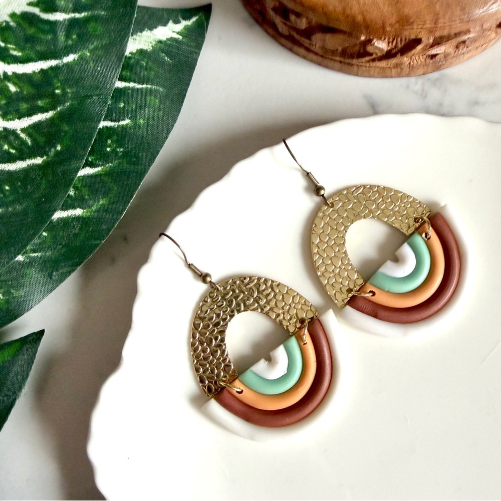 3/$22🩶 Neutral Polymer Clay & Gold Circle Arch Striped Earrings PREOWNED Jewelry